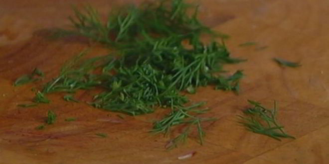 Рецепт бутерброда с белой рыбой и соусом из йогурта и каперсов