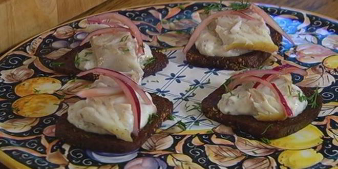 Рецепт бутерброда с белой рыбой и соусом из йогурта и каперсов