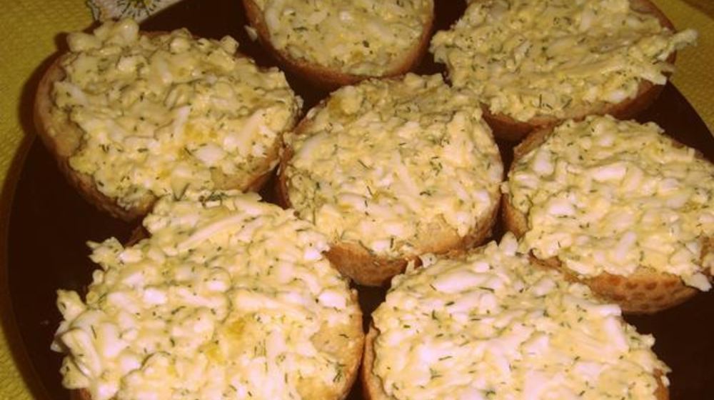 Как приготовить бутерброд с сырком и яйцом