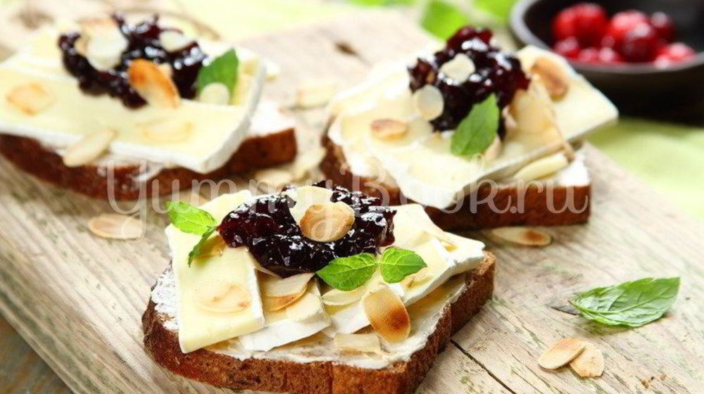 Как приготовить бутерброд с сыром камамбер и клюквенным вареньем