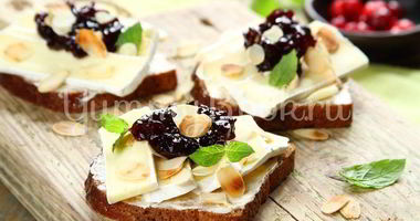 Рецепт Бутерброда с сыром Камамбер и клюквенным вареньем