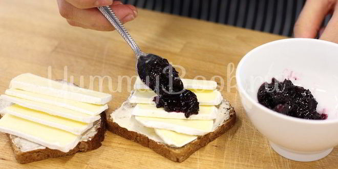 Рецепт бутерброда с сыром камамбер и клюквенным вареньем