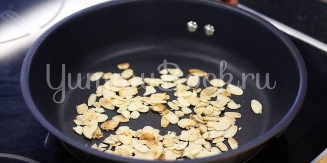 Рецепт бутерброда с сыром камамбер и клюквенным вареньем