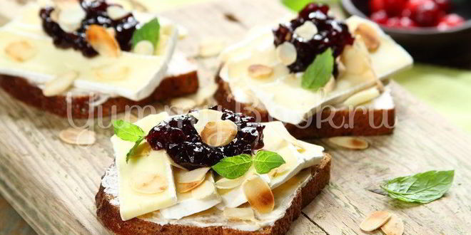 Рецепт бутерброда с сыром камамбер и клюквенным вареньем