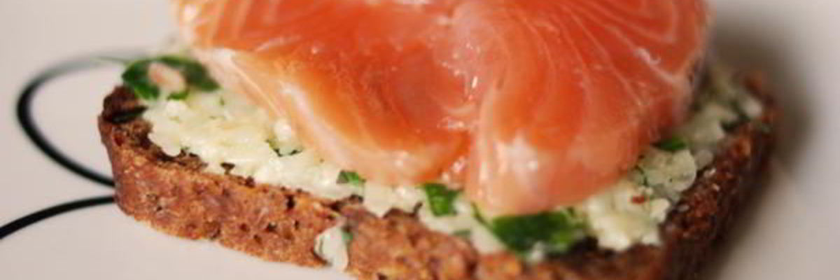 Рецепт Бутерброда с сыром, зеленью и красной рыбой