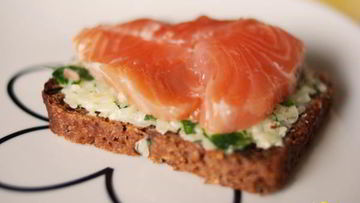 Рецепт Бутерброда с сыром, зеленью и красной рыбой