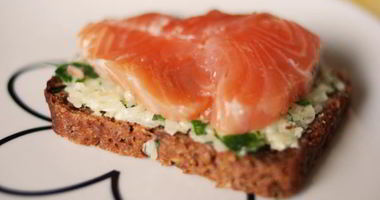 Рецепт Бутерброда с сыром, зеленью и красной рыбой