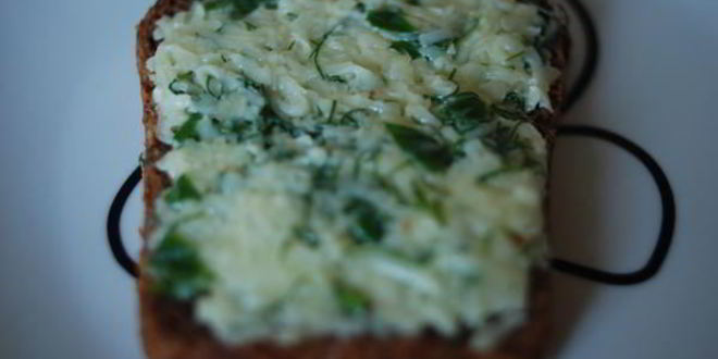 Рецепт бутерброда с сыром, зеленью и красной рыбой