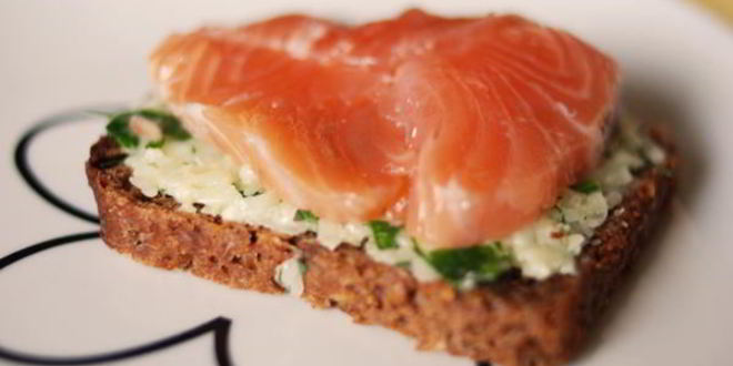 Рецепт бутерброда с сыром, зеленью и красной рыбой
