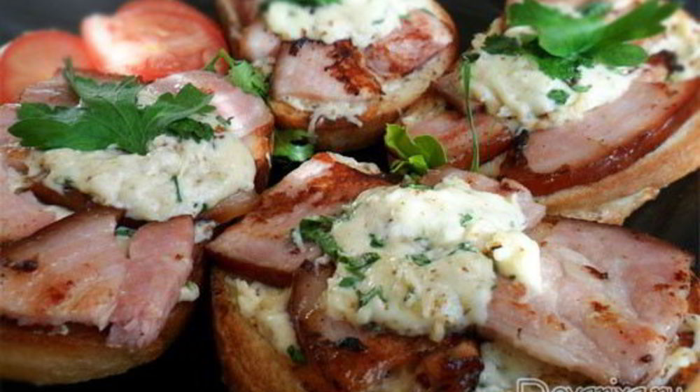 Как приготовить бутерброды с жареной ветчиной, сыром и орехами