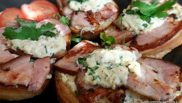 Рецепт Бутербродов с жареной ветчиной, сыром и орехами