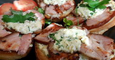 Рецепт Бутербродов с жареной ветчиной, сыром и орехами