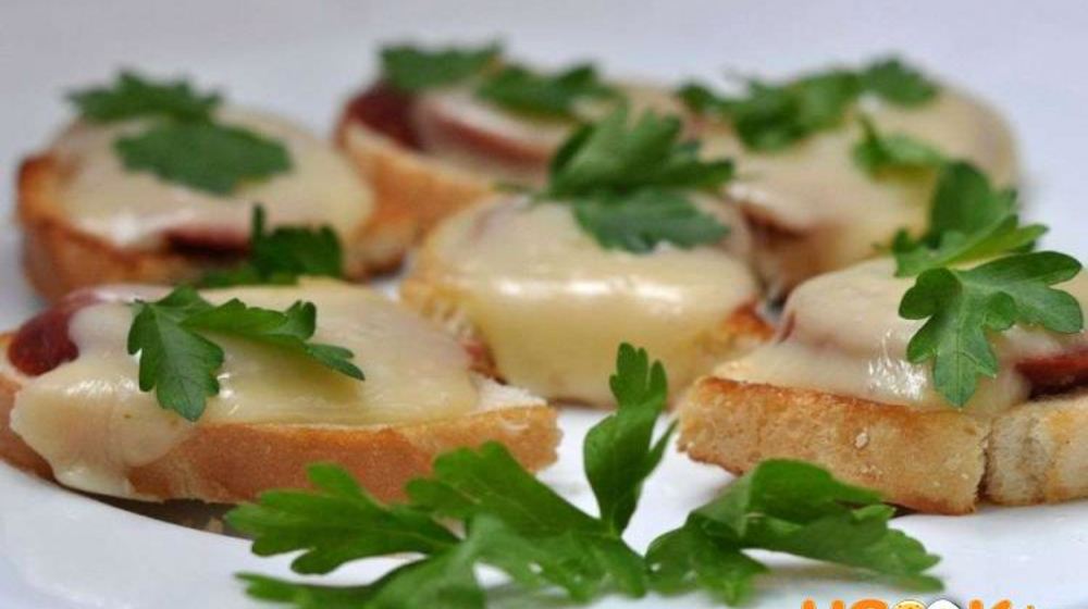 Как приготовить горячие бутерброды с колбасой и сыром