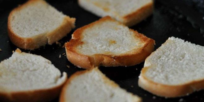 Рецепт горячих бутербродов с колбасой и сыром