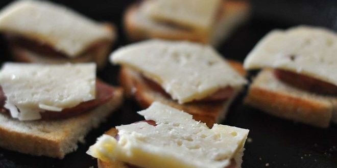 Рецепт горячих бутербродов с колбасой и сыром