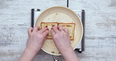 Рецепт Горячих бутербродов с сыром на сковороде