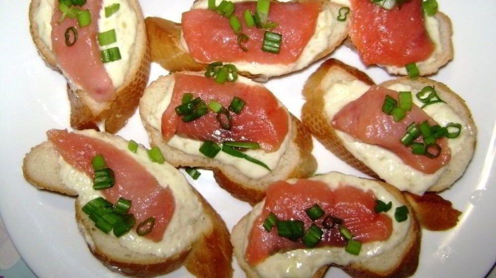 Как приготовить маленькие бутерброды с красной рыбой