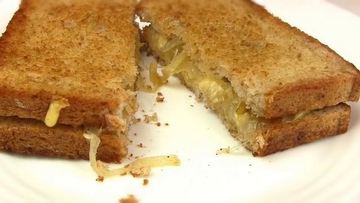 Рецепт Жареных бутербродов с сыром и луком