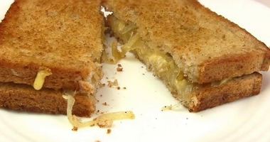 Рецепт Жареных бутербродов с сыром и луком