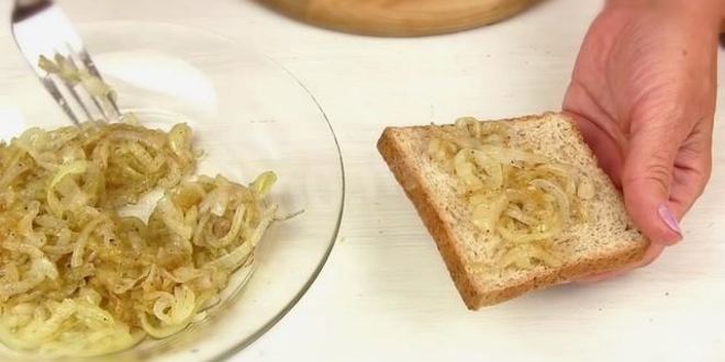 Рецепт жареных бутербродов с сыром и луком