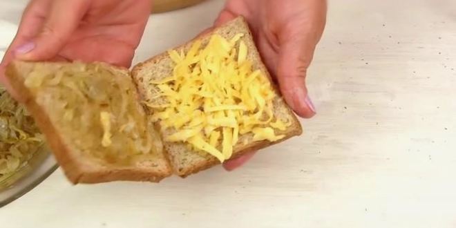 Рецепт жареных бутербродов с сыром и луком