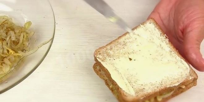 Рецепт жареных бутербродов с сыром и луком