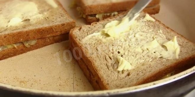 Рецепт жареных бутербродов с сыром и луком
