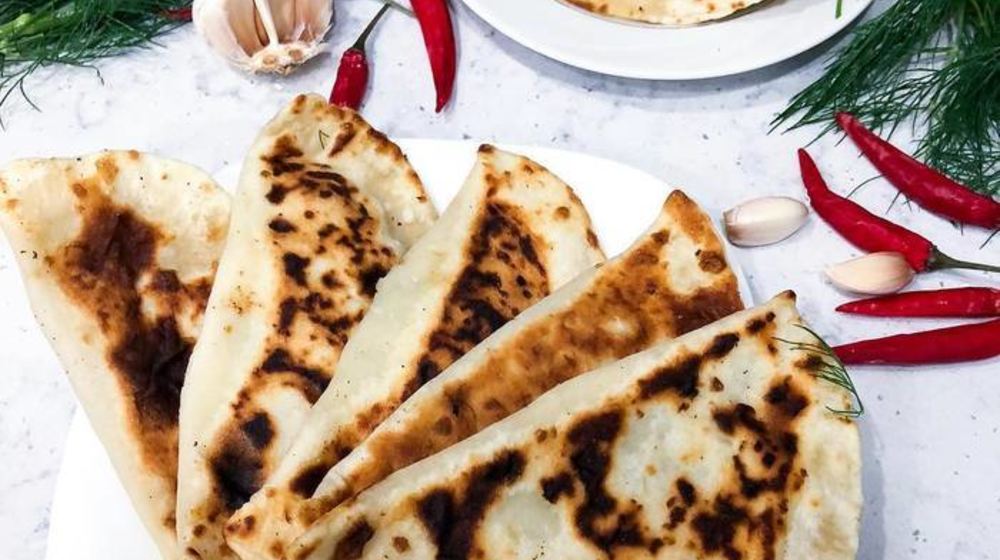 Как приготовить чебуреки с мясом и сыром