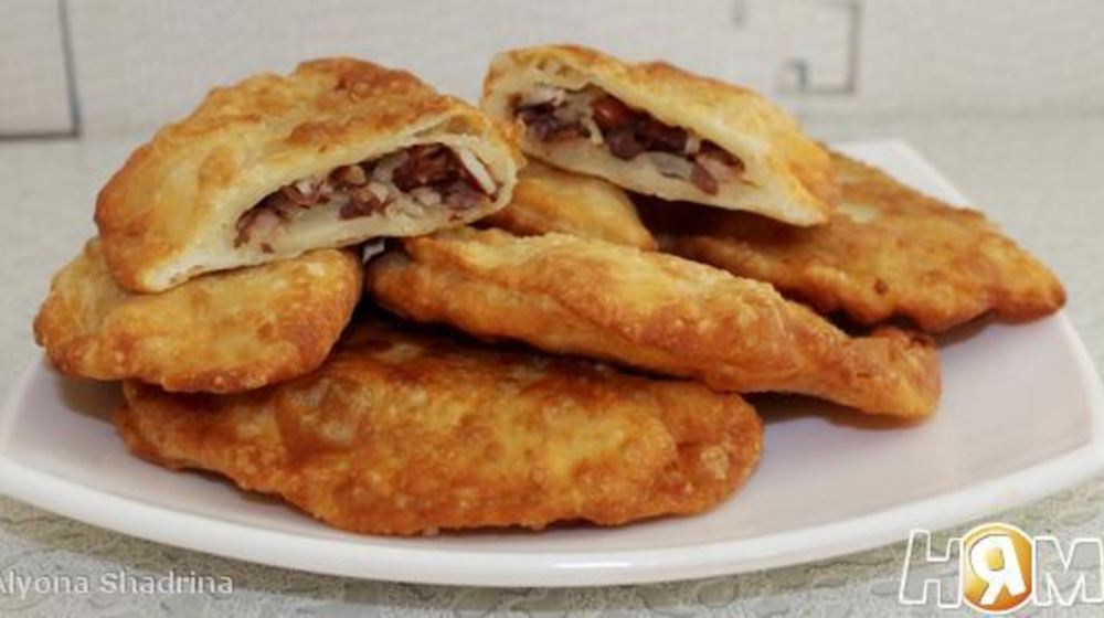 Как приготовить пикантные чебуреки с фасольевой начинкой