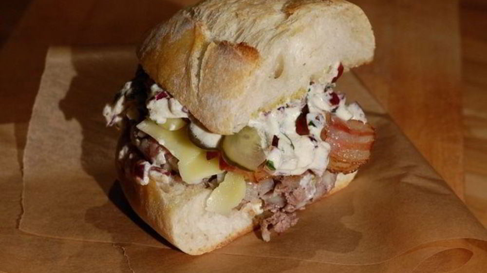 Как приготовить чизбургер с беконом и дижонским соусом