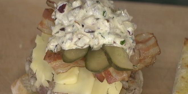 Рецепт чизбургера с беконом и дижонским соусом