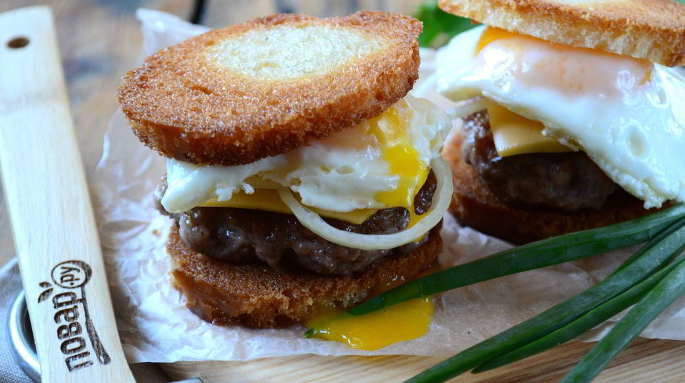 Как приготовить чизбургер с гренками и яйцом