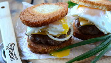 Рецепт Чизбургера с гренками и яйцом