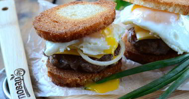 Рецепт Чизбургера с гренками и яйцом