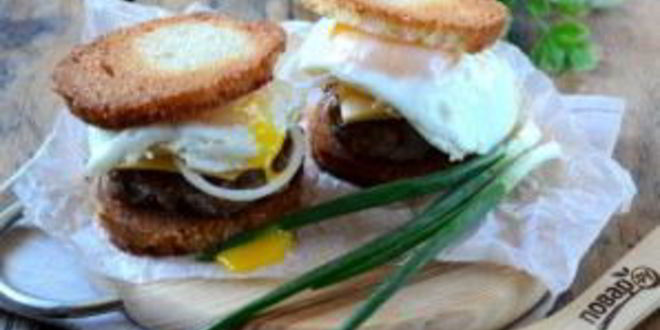 Рецепт чизбургера с гренками и яйцом