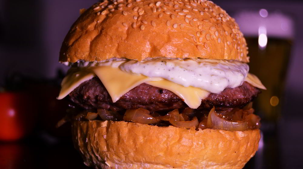 Как приготовить чизбургер с карамелизованным луком с бальзамическим уксусом и соусом тар-тар