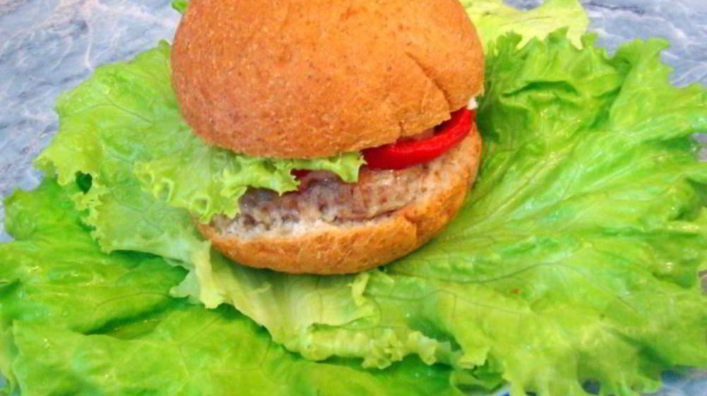 Как приготовить чизбургер с котлетой и запеченными овощами