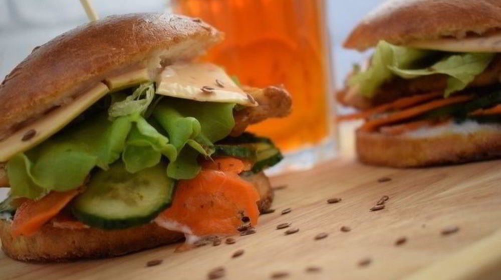 Как приготовить чизбургер с курицей и домашней булочкой