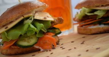 Рецепт Чизбургера с курицей и домашней булочкой