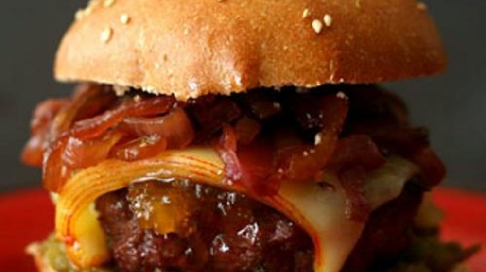 Как приготовить чизбургер с луковым джемом