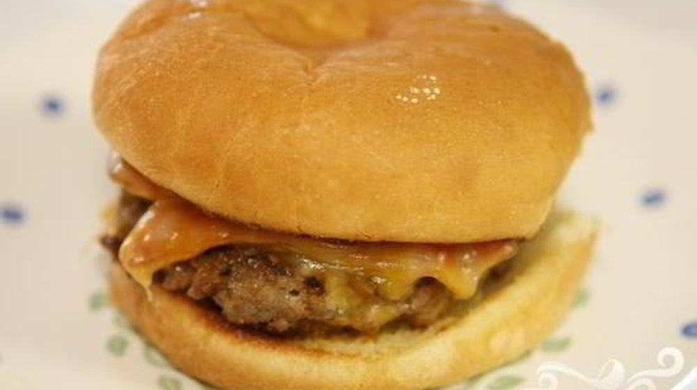 Как приготовить чизбургеры с говядиной, беконом и сыром