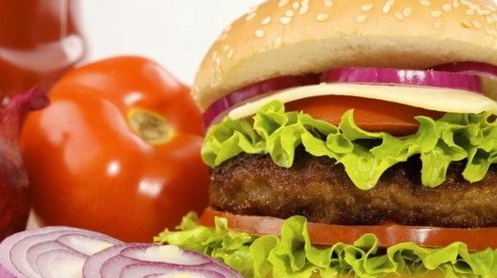 Как приготовить домашних чизбургер с овощами