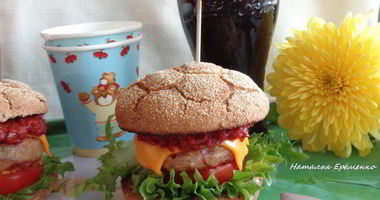 Рецепт Домашнего чизбургера с соусом барбекю