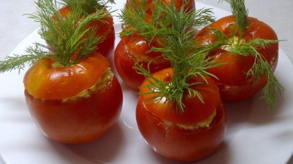 Как приготовить фаршированные помидорчики — прекрасную летнюю закуску