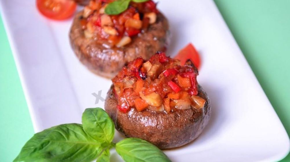 Как приготовить фаршированные шампиньоны с помидорами в духовке