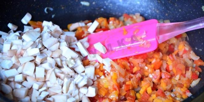 Рецепт фаршированных шампиньонов с помидорами в духовке