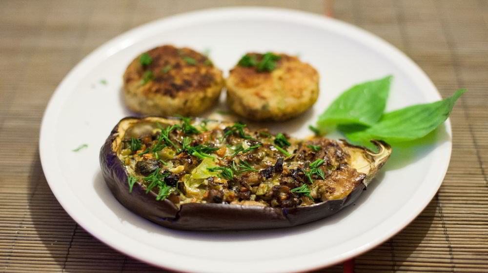 Как приготовить фаршированные баклажаны с запеченным яйцом