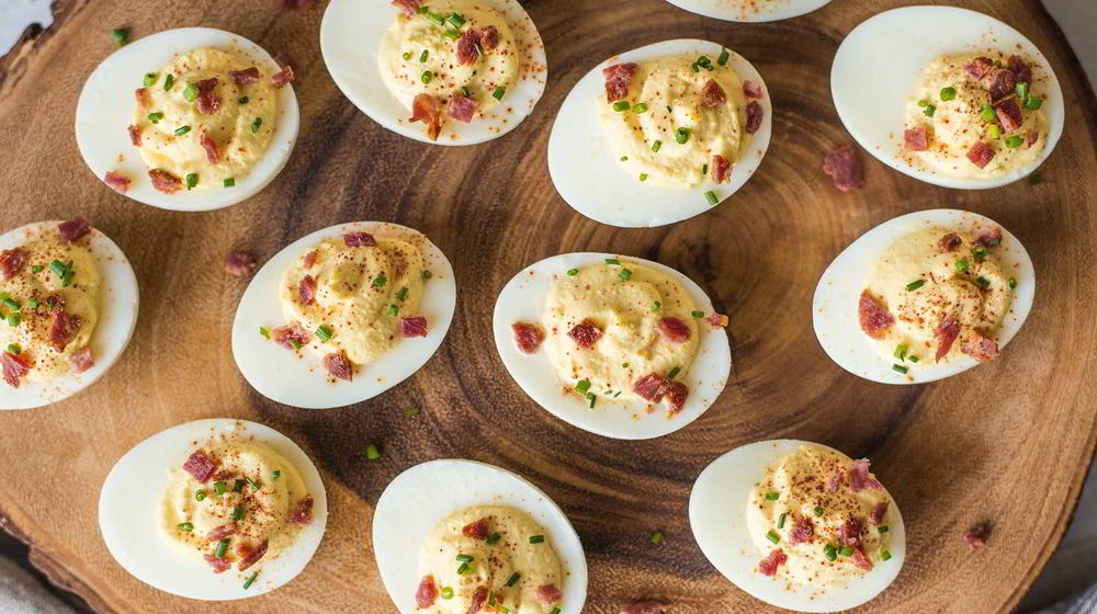 Как приготовить фаршированные яйца с беконом