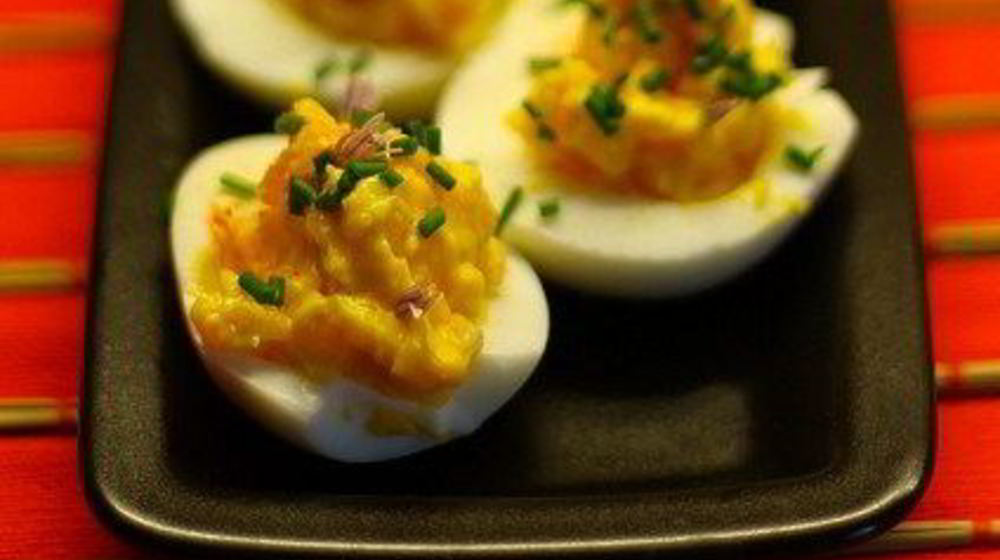 Как приготовить фаршированные яйца с горчицей и зеленым луком