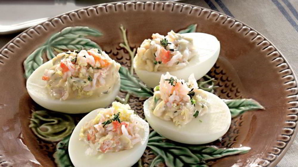 Как приготовить фаршированные яйца с крабами в соусе равигот